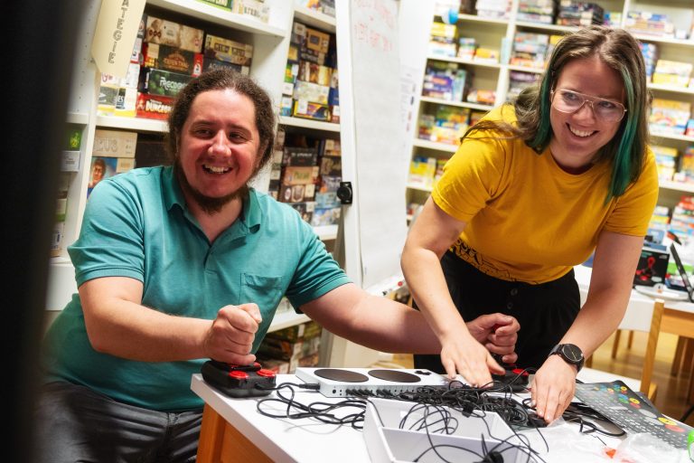 Valerie und Roland testen die neuen barrirefreien Controller. Auf dem Tisch ist ein wilder kabelsalat zu sehen.