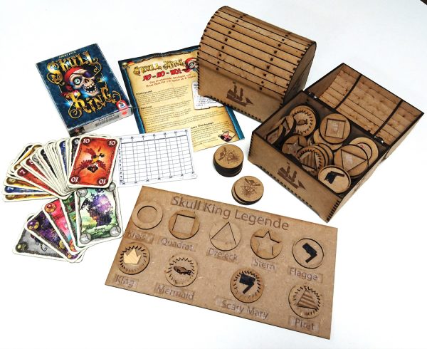 Das ausgebreitete Skull King Spiel mit Schatztruhen, Dublonen und der Legende.