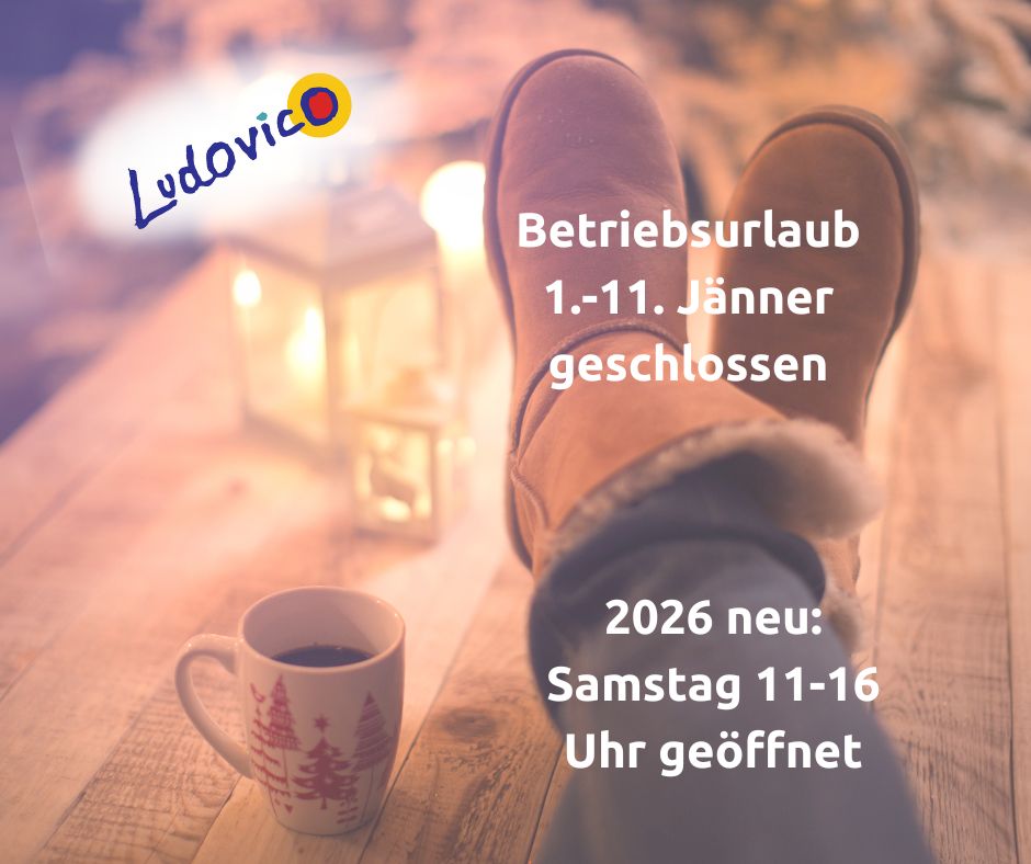 Ein paar Füße in winterlichen Stiefeln siend gemütlich hochgelegt auf einem Tisch zu sehen.