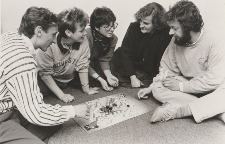 Das erste Ludovico Team von 1986 sitzt mit einem Spiel am Boden.