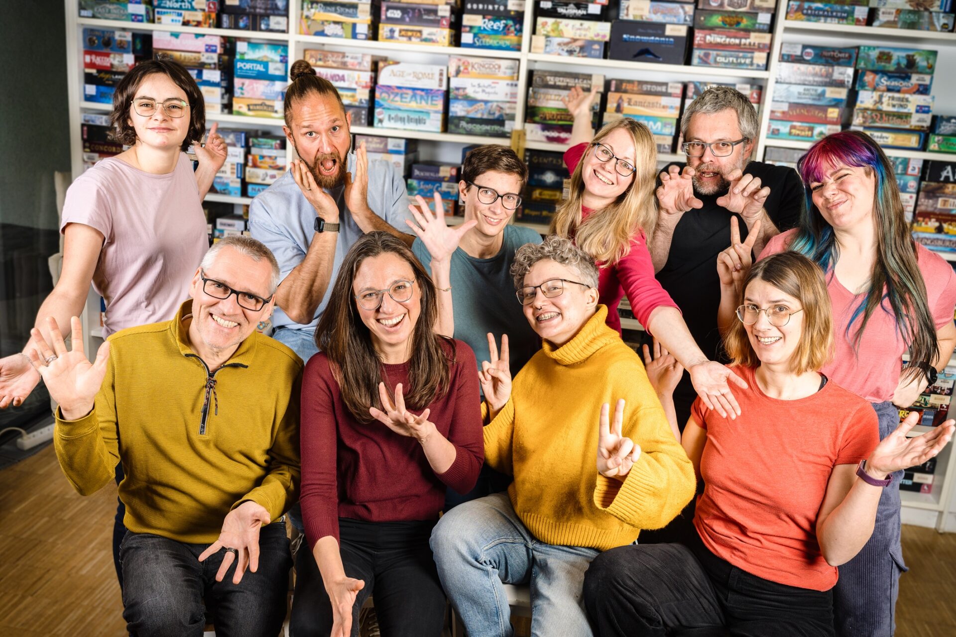 Gruppenfotos des aktuellen Teams von Ludovico im Jahre 2026. Die 10 aktuellen Teammitglieder machen lustige Posen für die Kamera.